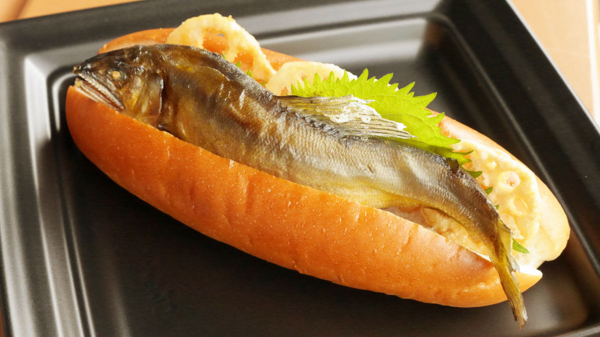 Fishing With Hot Dogs
 京都水族館の鮎の塩焼きを丸ごと挟んだホットドッグ「アユの塩焼きドッグ」は意外にしっくりはまる味 GIGAZINE