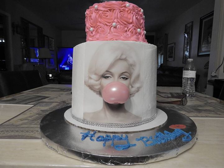Marilyn Monroe Birthday Cake
 Marilyn Monroe cake–LOVE I want this for my 30th Birthday