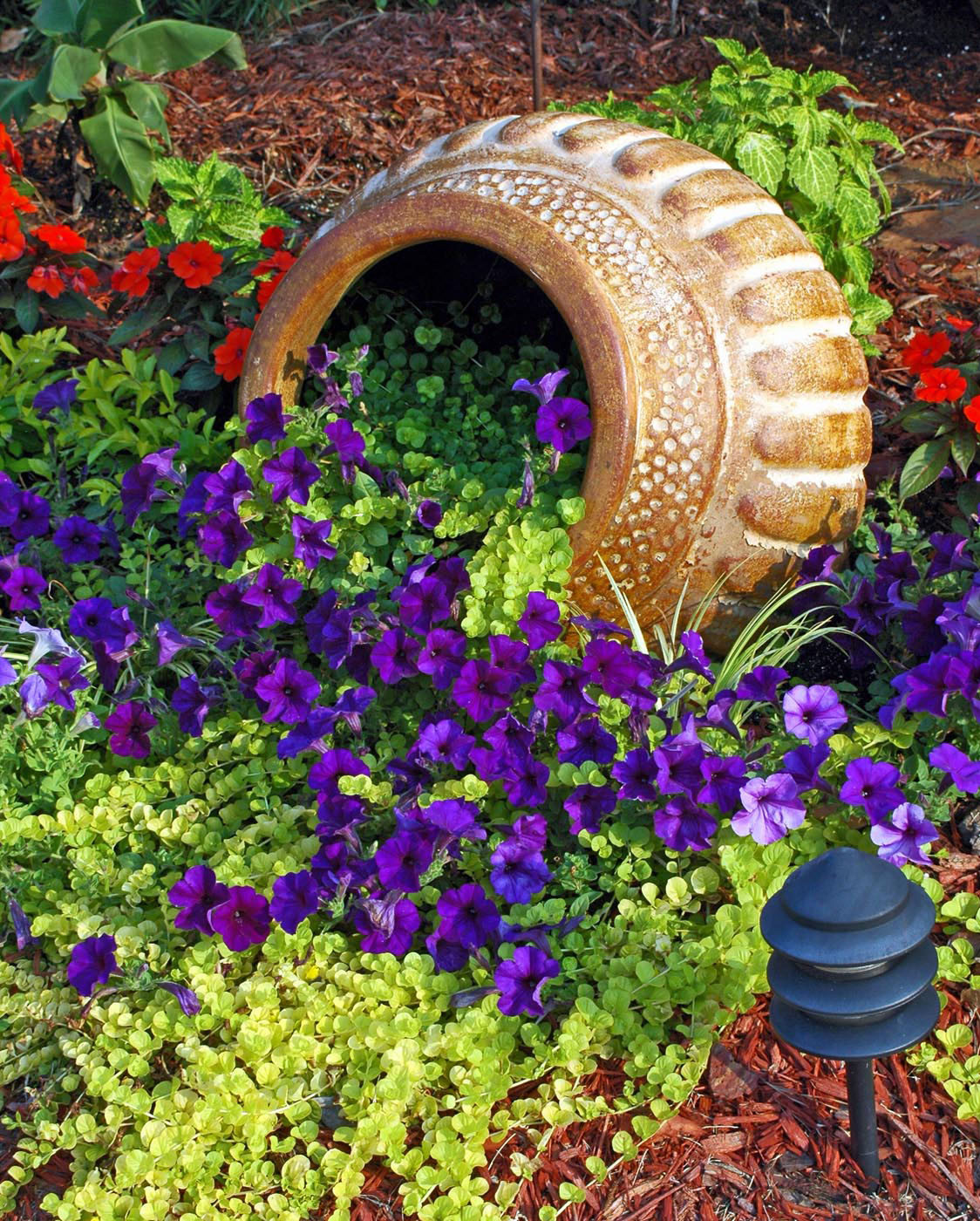 Outdoor Landscape Flowers
 30 Spilled Flower Pots To Give Your Flowers A Liquid Touch