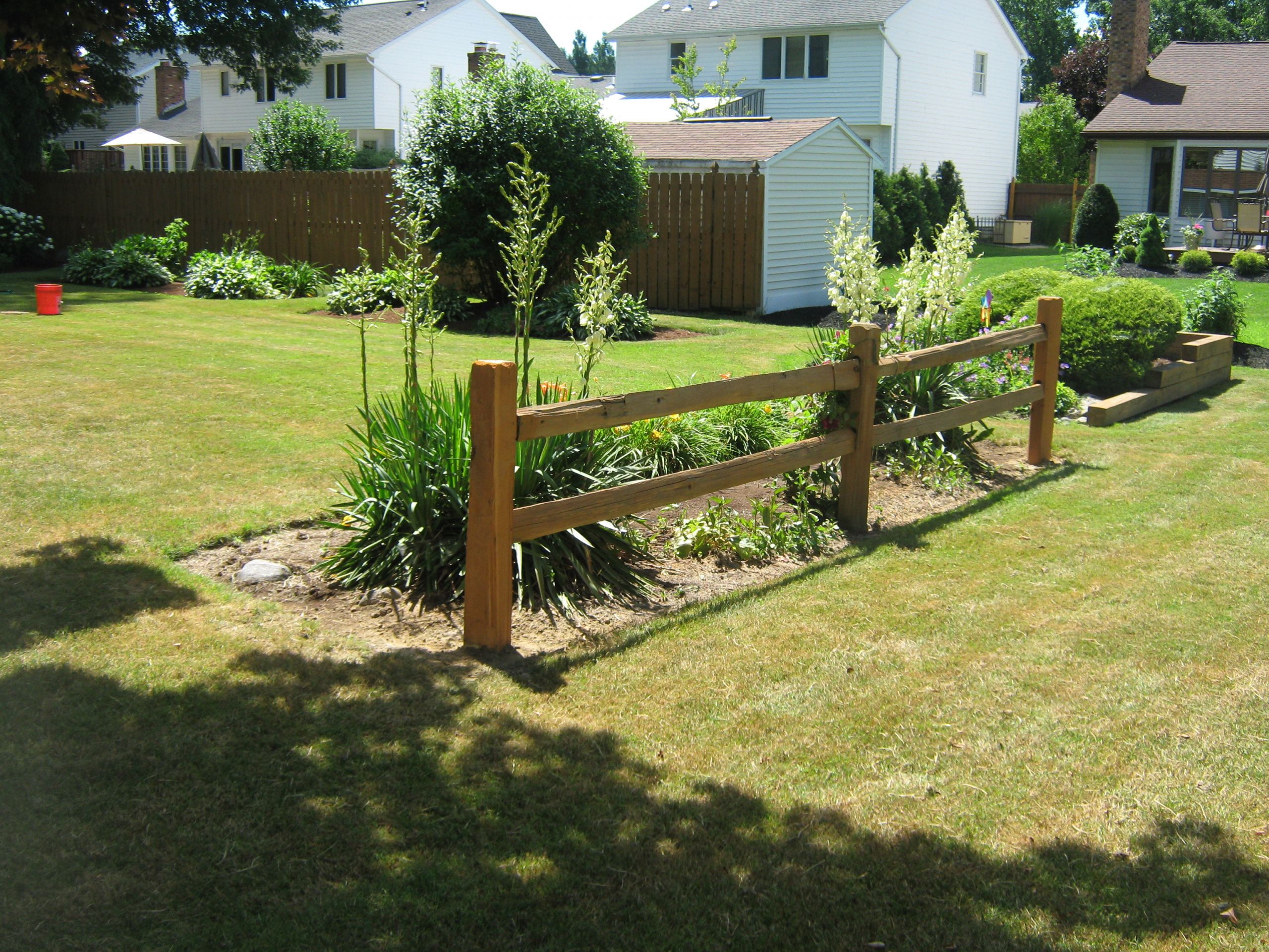Split Rail Fence Landscape Ideas
 Decorating Traditional Split Rail Fence For Garden Decor