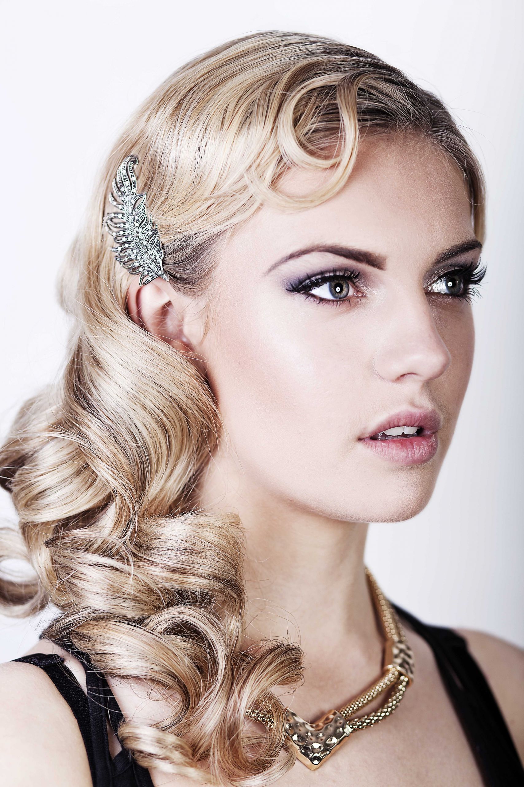 1920S Long Hairstyle
 Great Gatsby hair tutorial