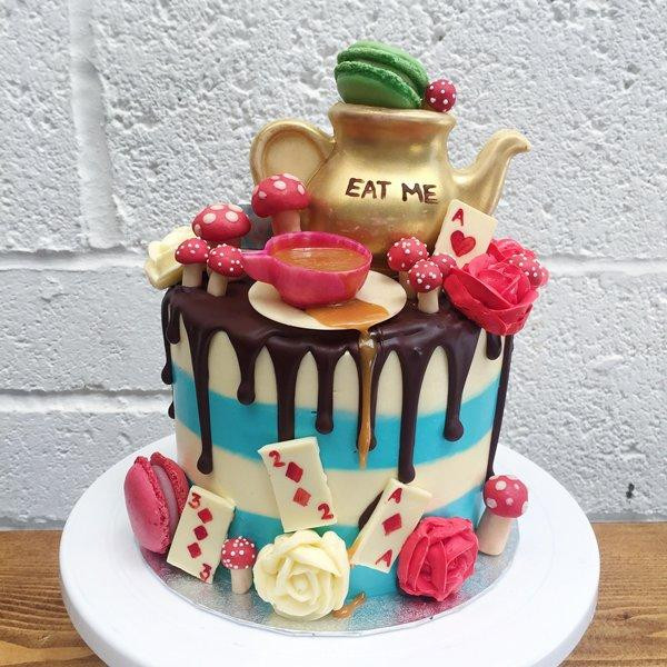 Alice In Wonderland Birthday Cake
 Birthday Cakes and Alice Anges de Sucre