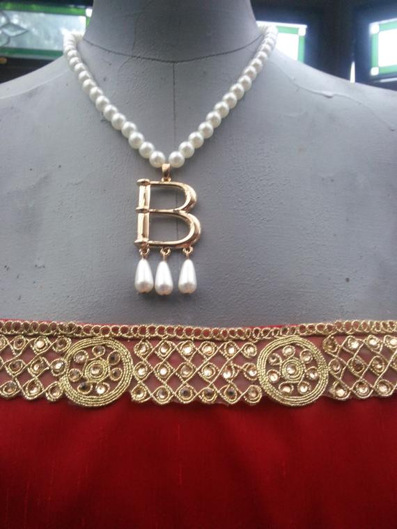Anne Boleyn Necklace
 Anne Boleyn Tudor replica pearl drop necklace B pendant