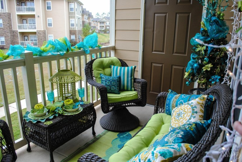 Apartment Patio Christmas Decorating Ideas
 Christmas Decorations For Small Balconies