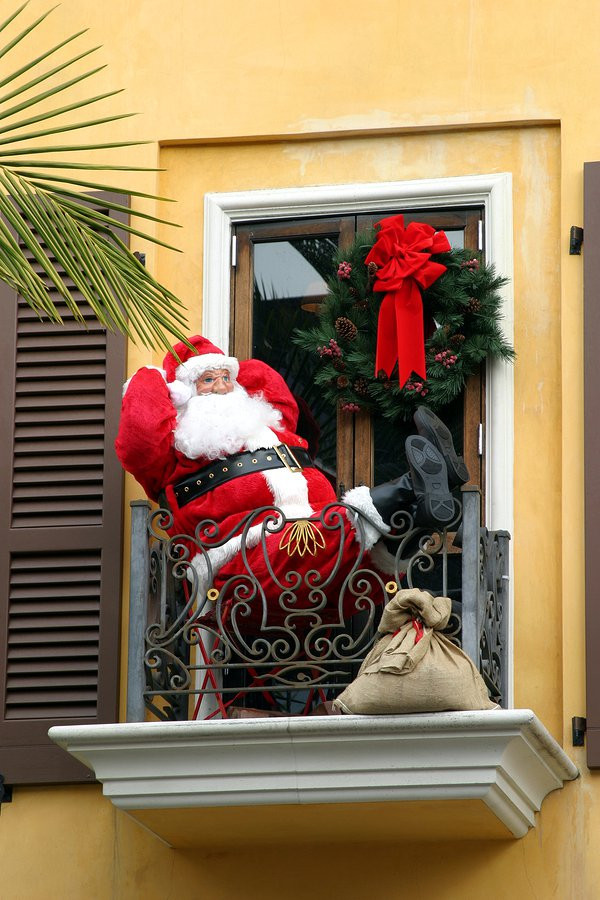 Apartment Patio Christmas Decorating Ideas
 Decorating Your Apartment Townhome or Condo Balcony for