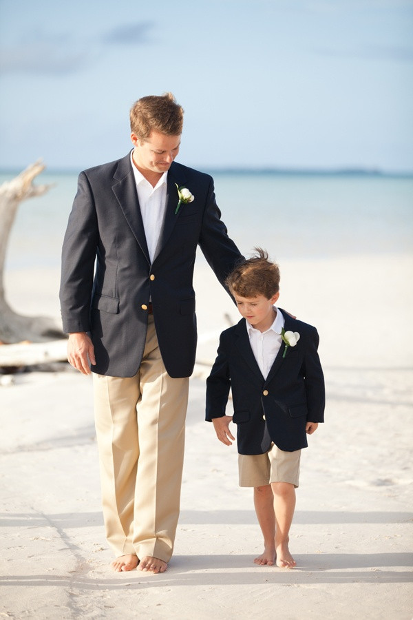 Beach Wedding Suits For Groom
 Picture Cool Beach Wedding Groom Attire