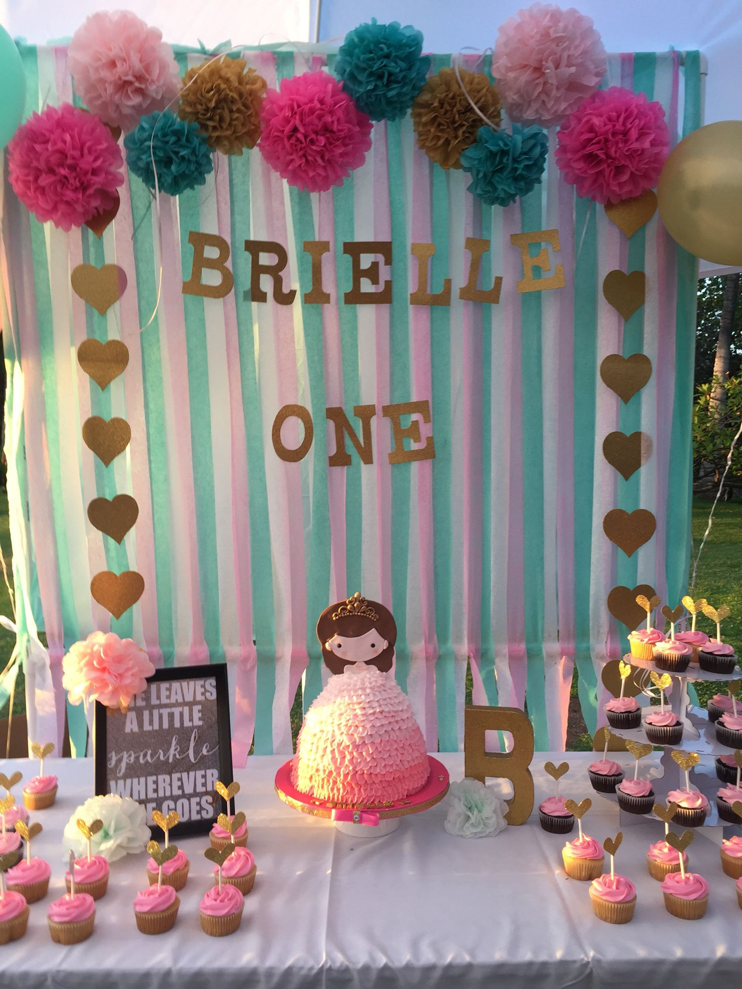Birthday Gift Ideas For Baby Girl
 DIY cute first birthday backdrop