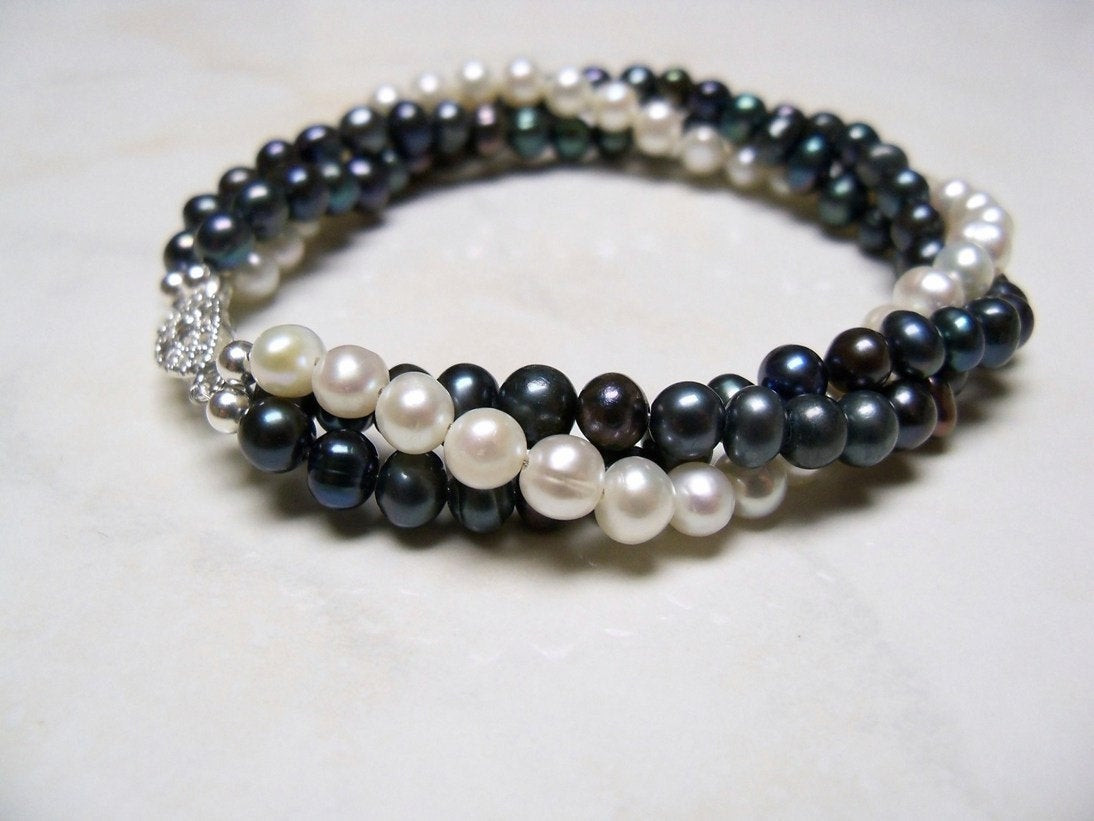 Black And White Bracelet
 Black and white pearl bracelet Twisted freshwater pearl