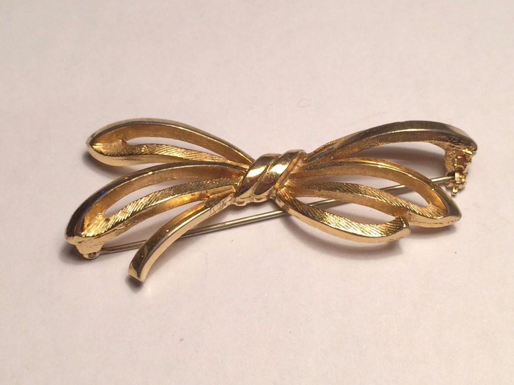 Brooches Pin
 1930s Coro Gold Toned Bow Tie Pin Brooch Broach Vintage