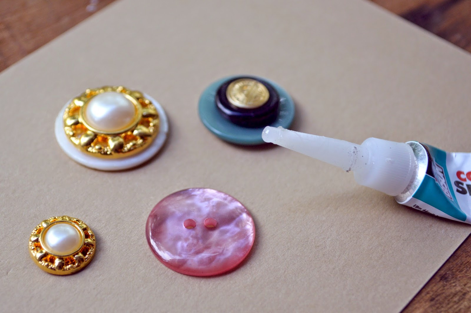 Button Brooches
 invisible crown The one with the button brooch DIY