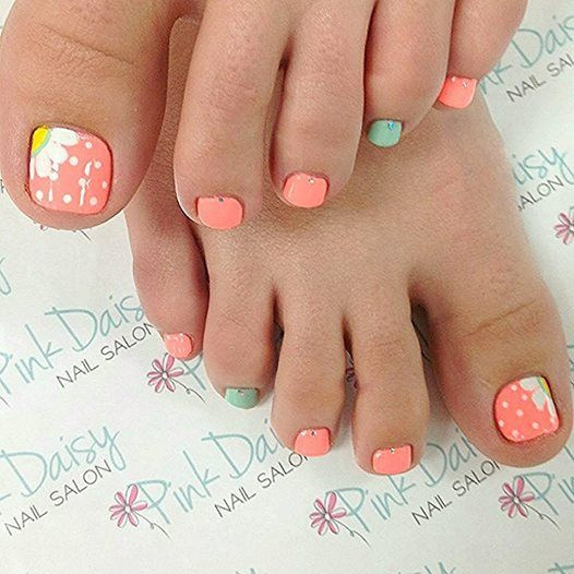 Daisy Toe Nail Art
 Daisy pedicure by Pink Daisy Nail Salon