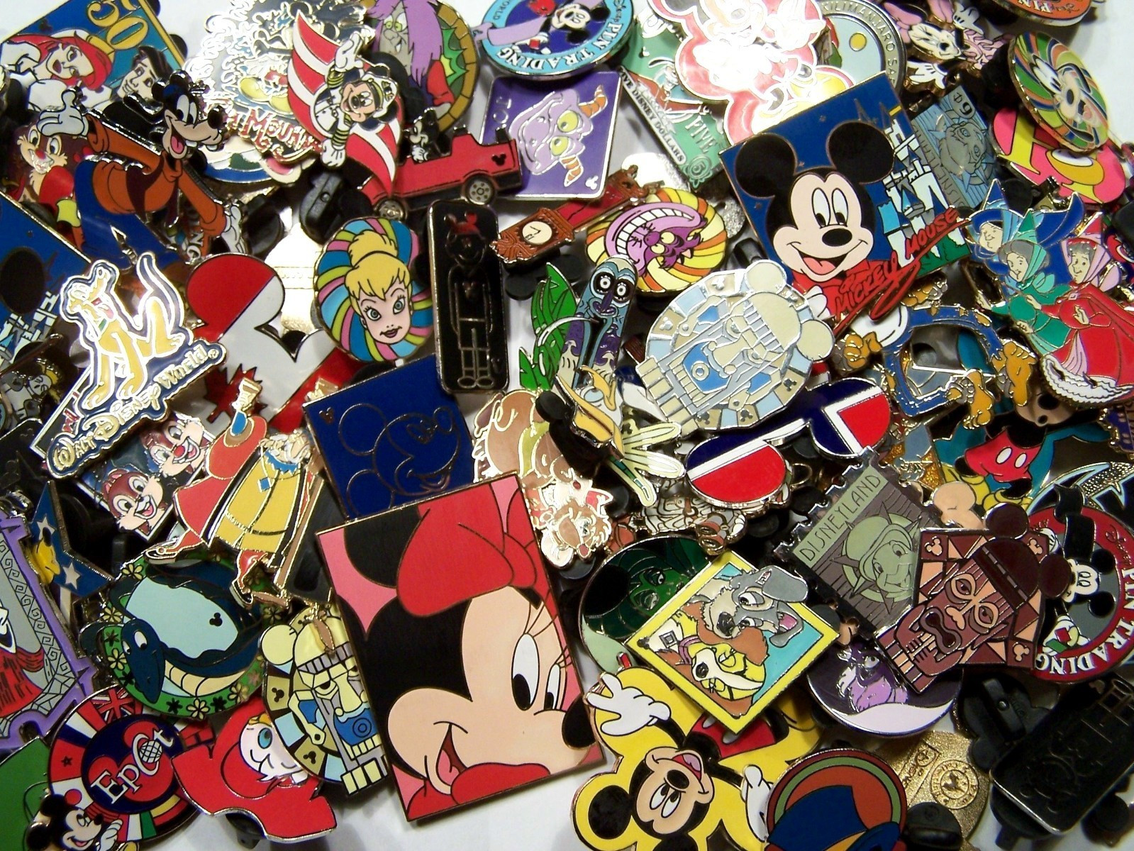 Disney Pins
 How Can You Save Money on Disney World Souvenirs e Four