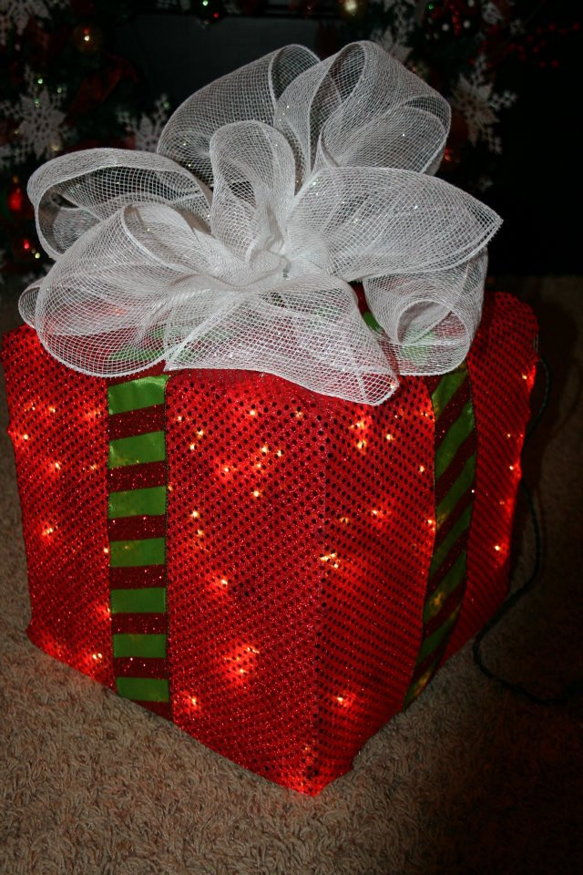 DIY Christmas Boxes
 How to Make a Lighted Christmas Box Decoration