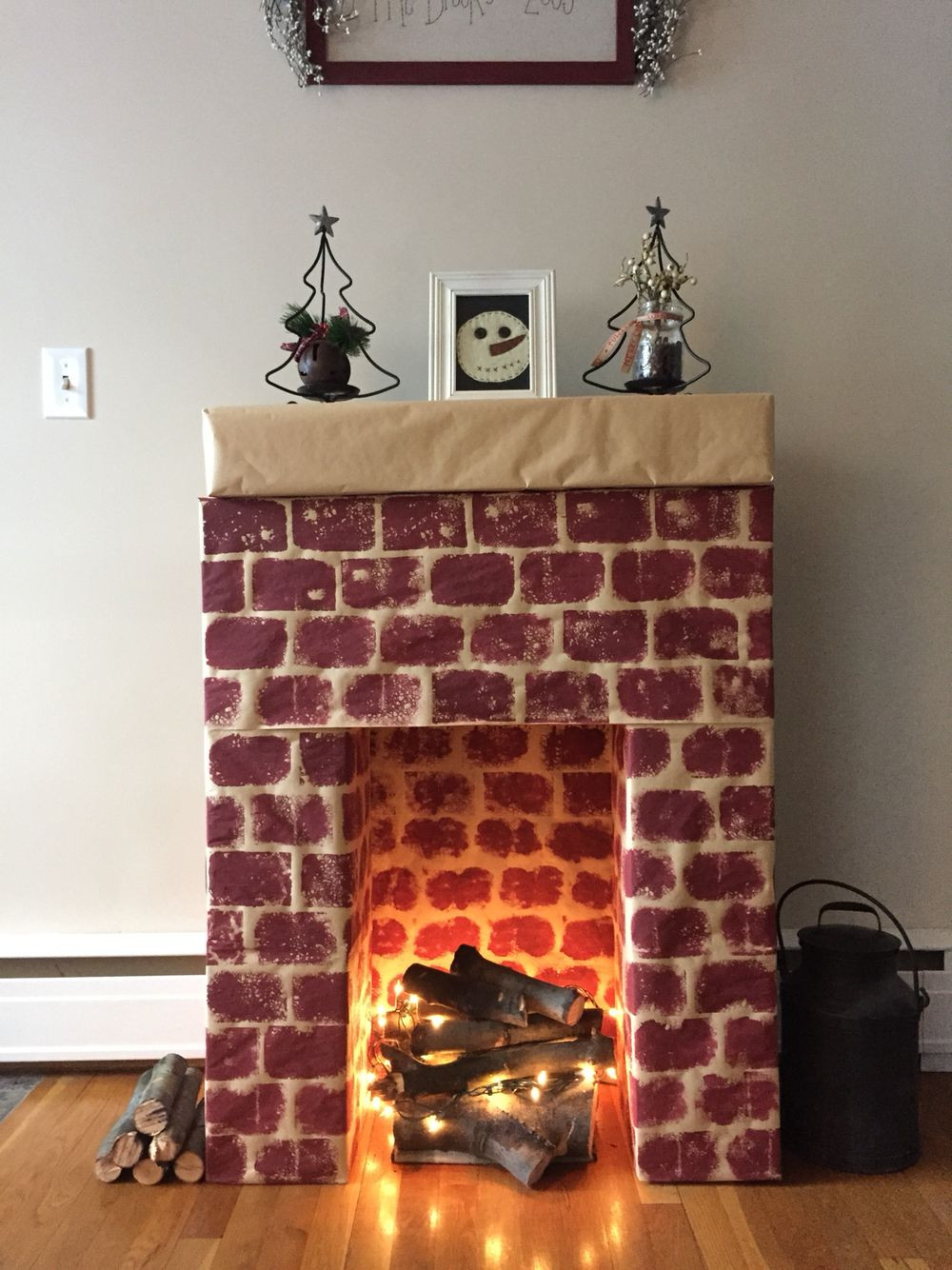 DIY Christmas Fireplace
 Cardboard fireplace with real wood and lights as fire