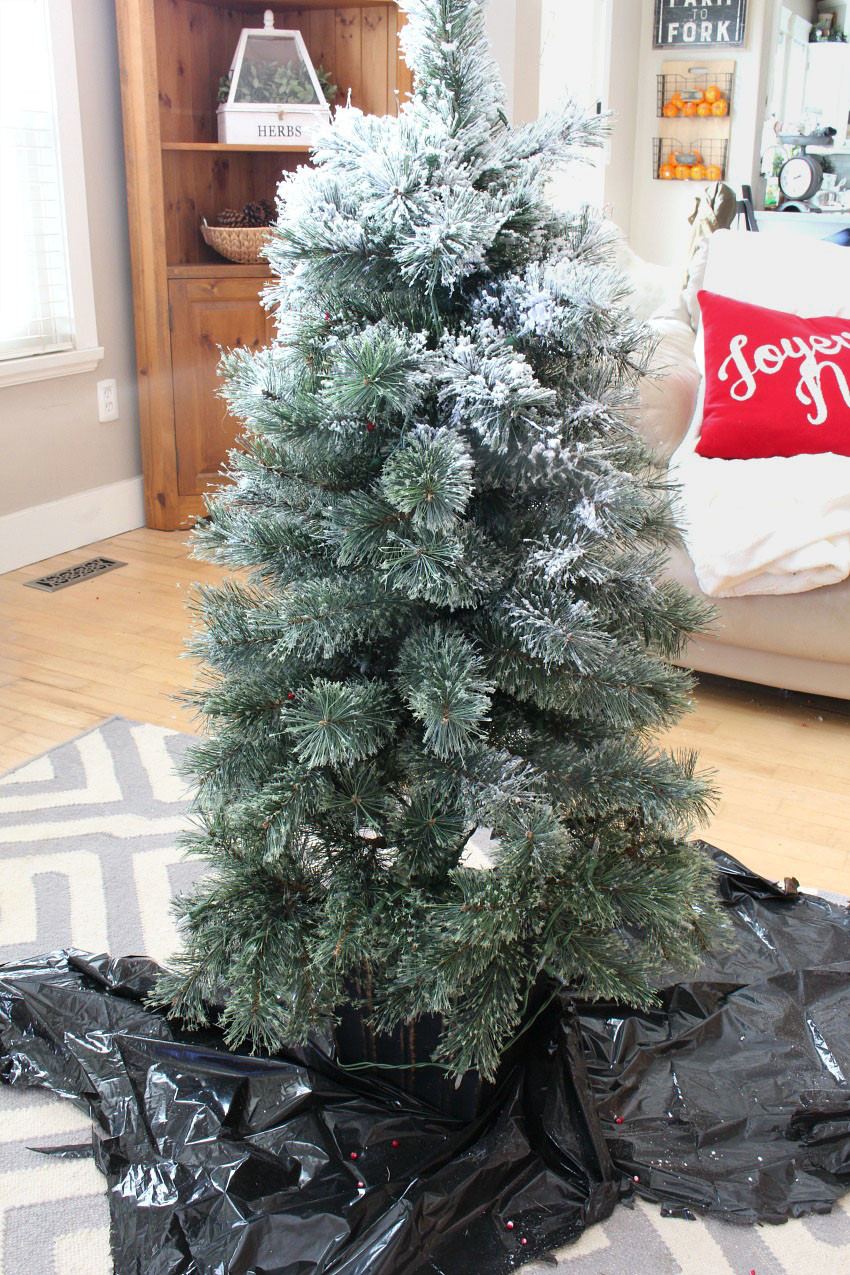 DIY Flocked Christmas Tree
 How to Flock a Christmas Tree and other greenery