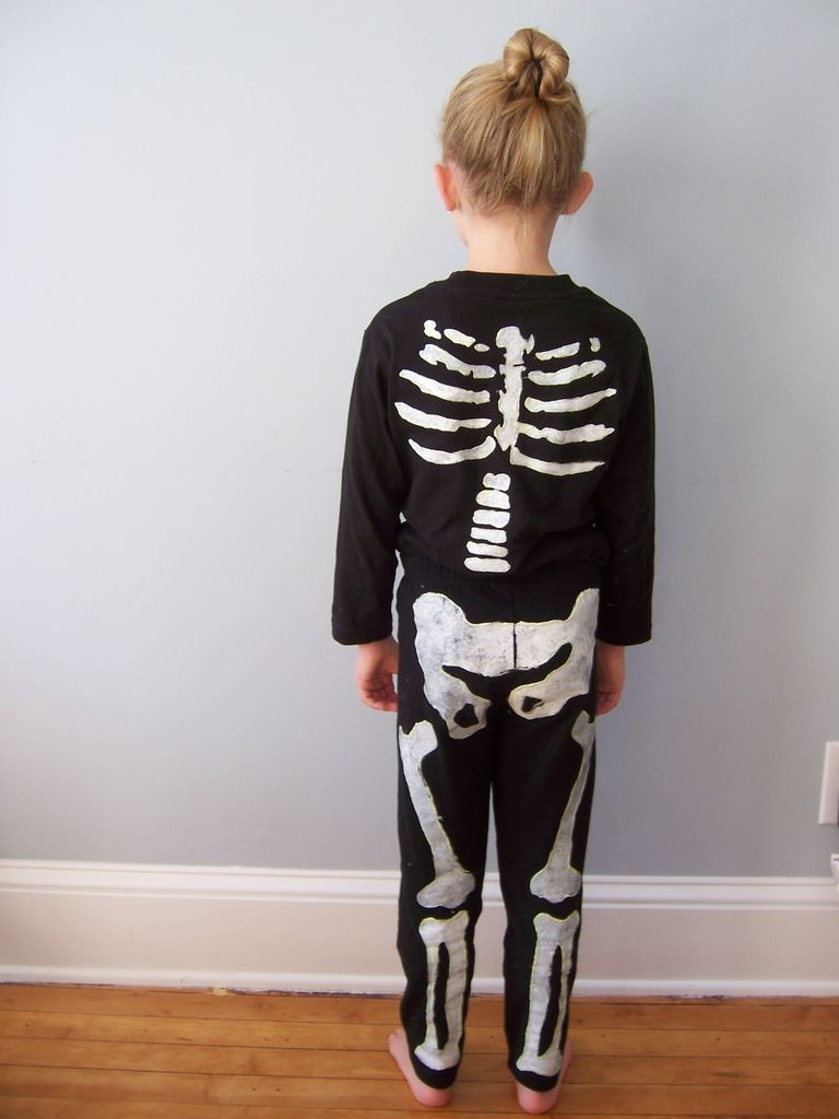 DIY Kids Skeleton Costume
 Freezer Paper Skeleton Costume
