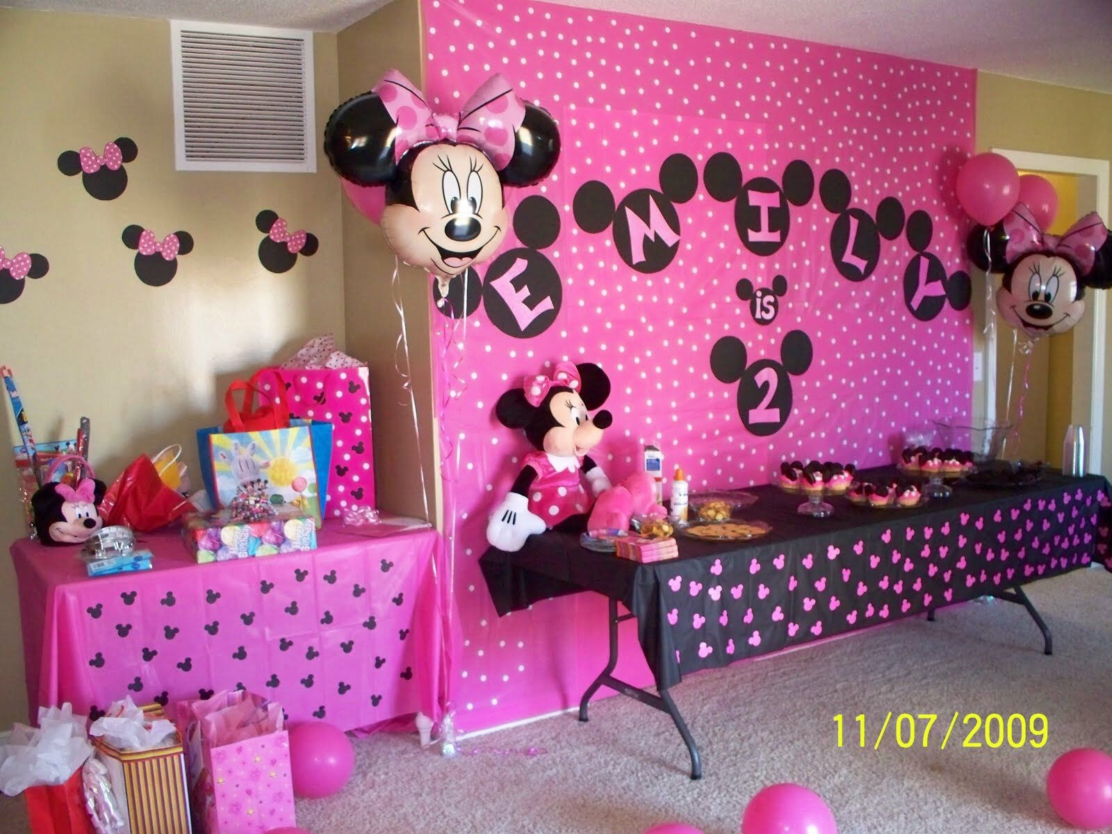 DIY Minnie Mouse Party Decorations
 Homemade decorations Homemade stuff in 2019