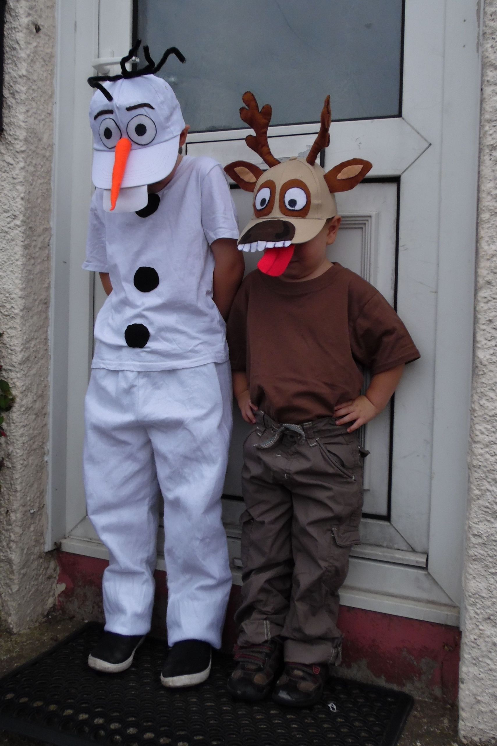 DIY Olaf Costume For Adults
 Olaf and Sven Halloween