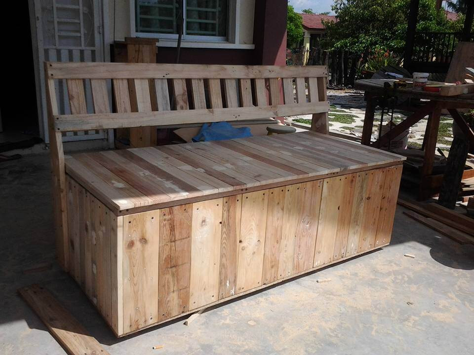DIY Outdoor Bench With Storage
 Pallet Outdoor Bench with Storage Box