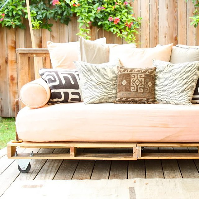 DIY Outdoor Daybed
 DIY Pallet Daybed