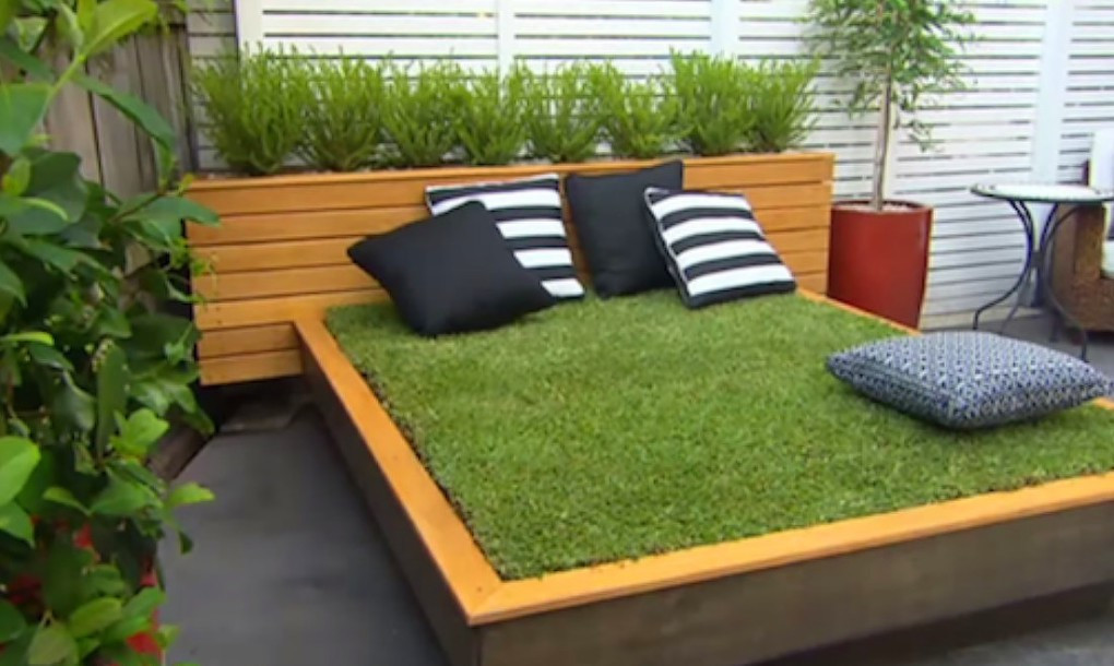 DIY Outdoor Daybed
 How to make an amazing grass daybed out of wood pallets