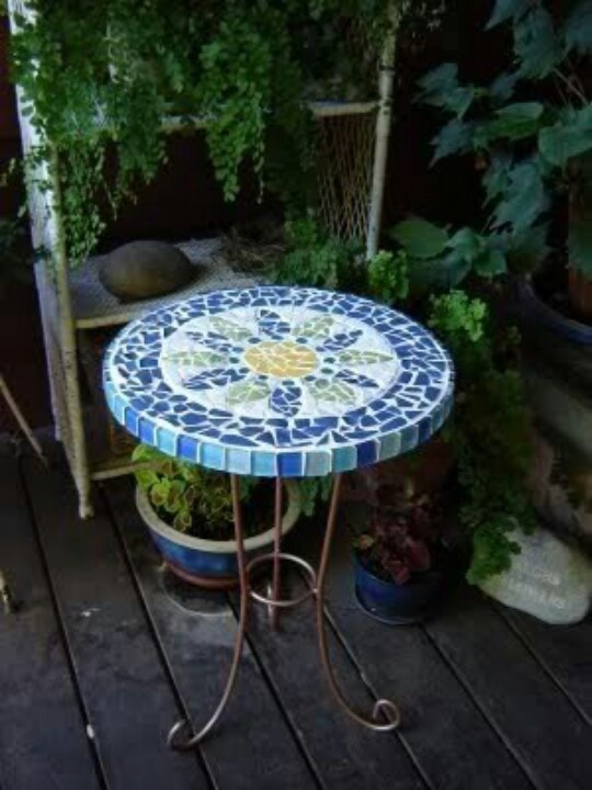 DIY Outdoor Mosaic Table
 Very easy and simple