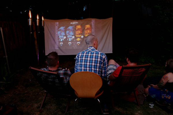 DIY Outdoor Projection Screen
 Outdoor Movie Night DIY