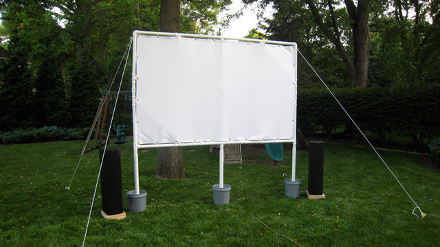 DIY Outdoor Projection Screen
 This DIY Projector Screen is Perfect For Backyard