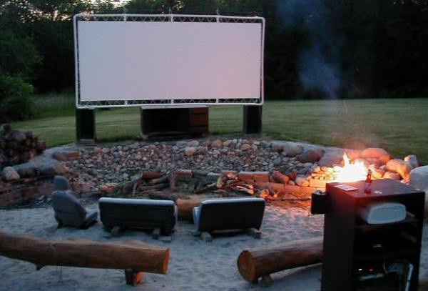 DIY Outdoor Projector Screen
 Backyard Movie Screen – DIY Outdoor