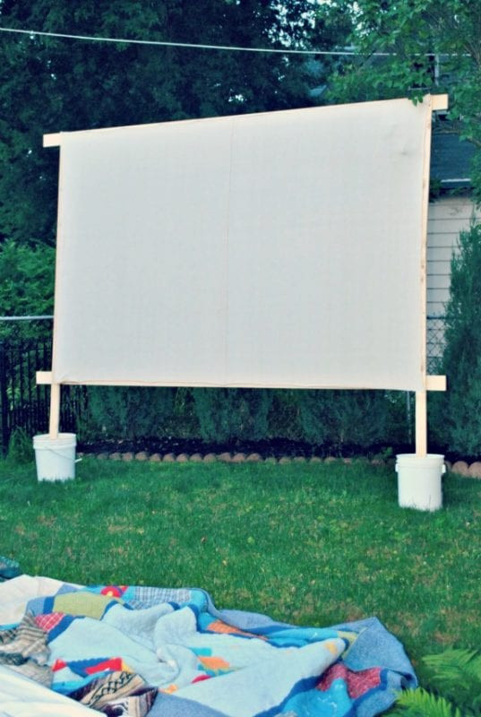 DIY Outdoor Projector Screen
 EveJulien 25 DIY Outdoor Furniture and Decor Projects