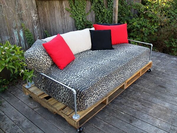 DIY Pallet Outdoor Furniture
 7 Simple Yet Ravishing Outdoor Pallet Furniture