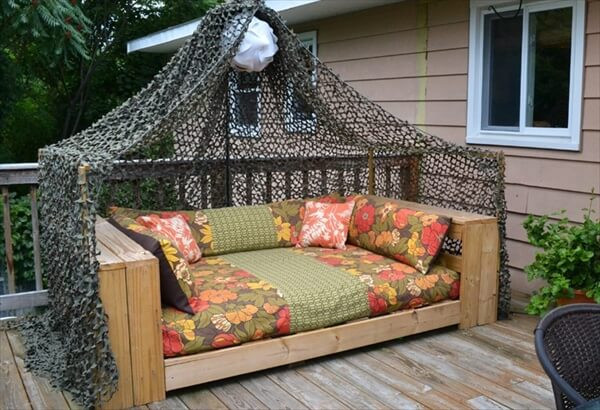 DIY Pallet Outdoor Furniture
 16 Pallet Daybed Hot and New Trend
