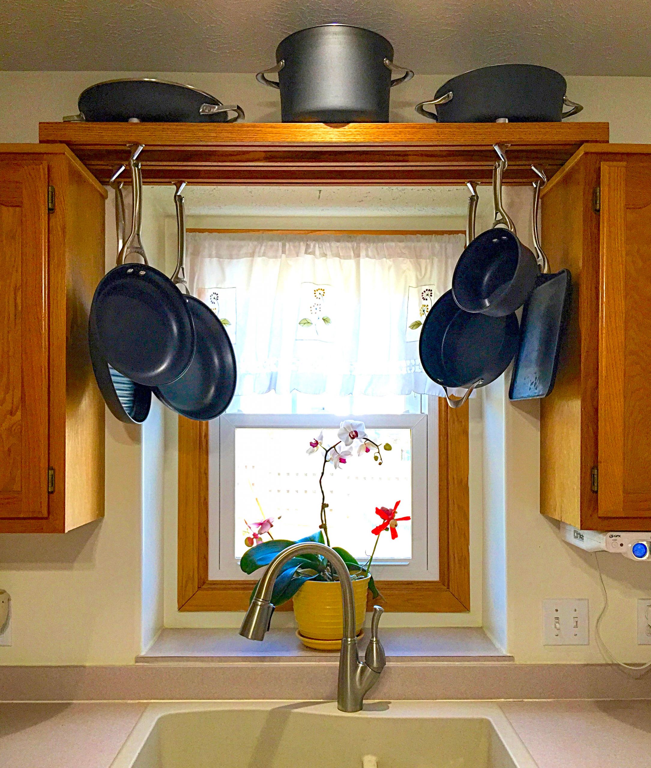 DIY Pots And Pans Rack
 Make use of space over the kitchen sink with this DIY pot