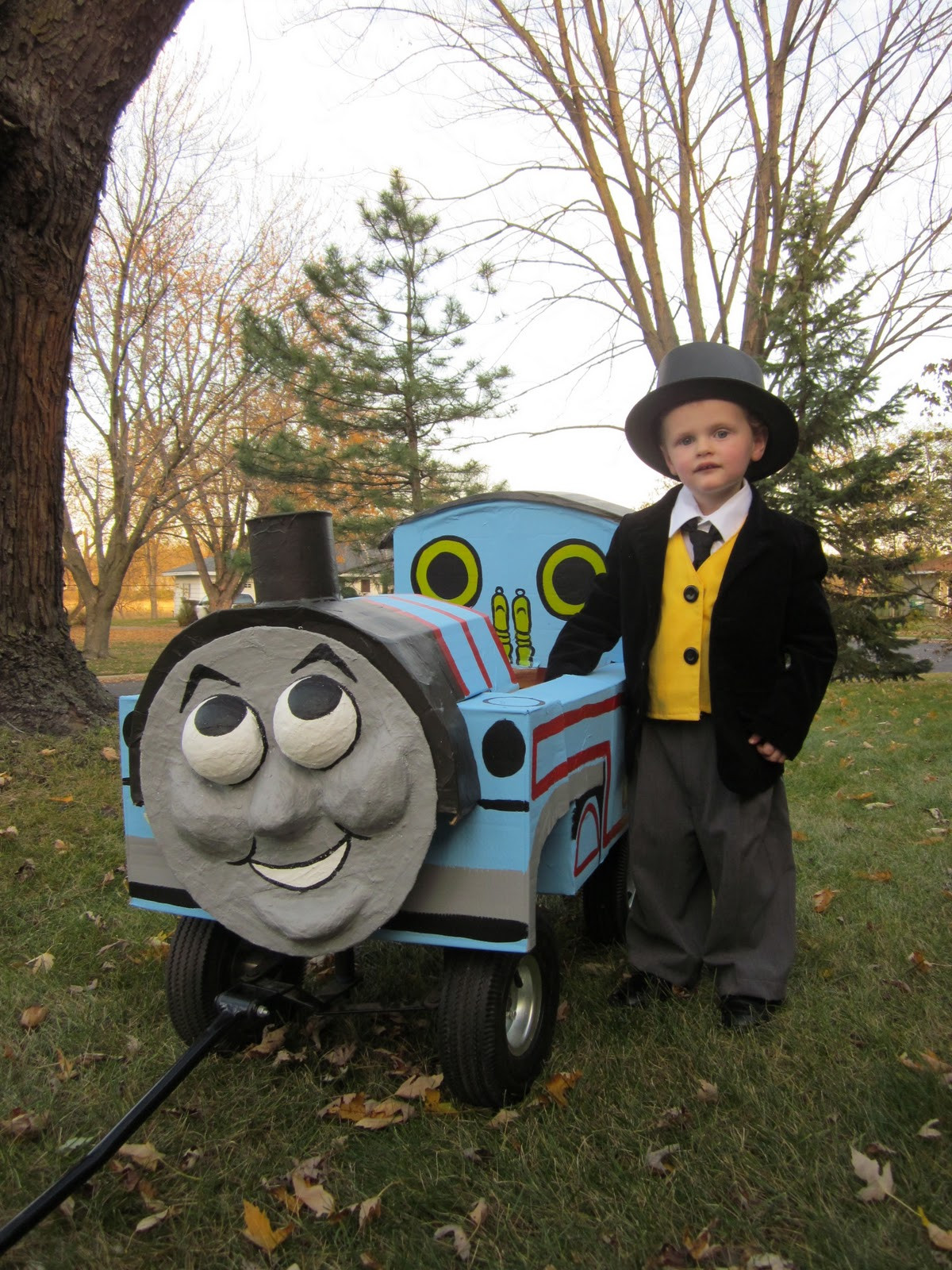 DIY Thomas The Train Costume
 ID Mommy DIY Thomas the Tank Engine & Sir Topham Hatt