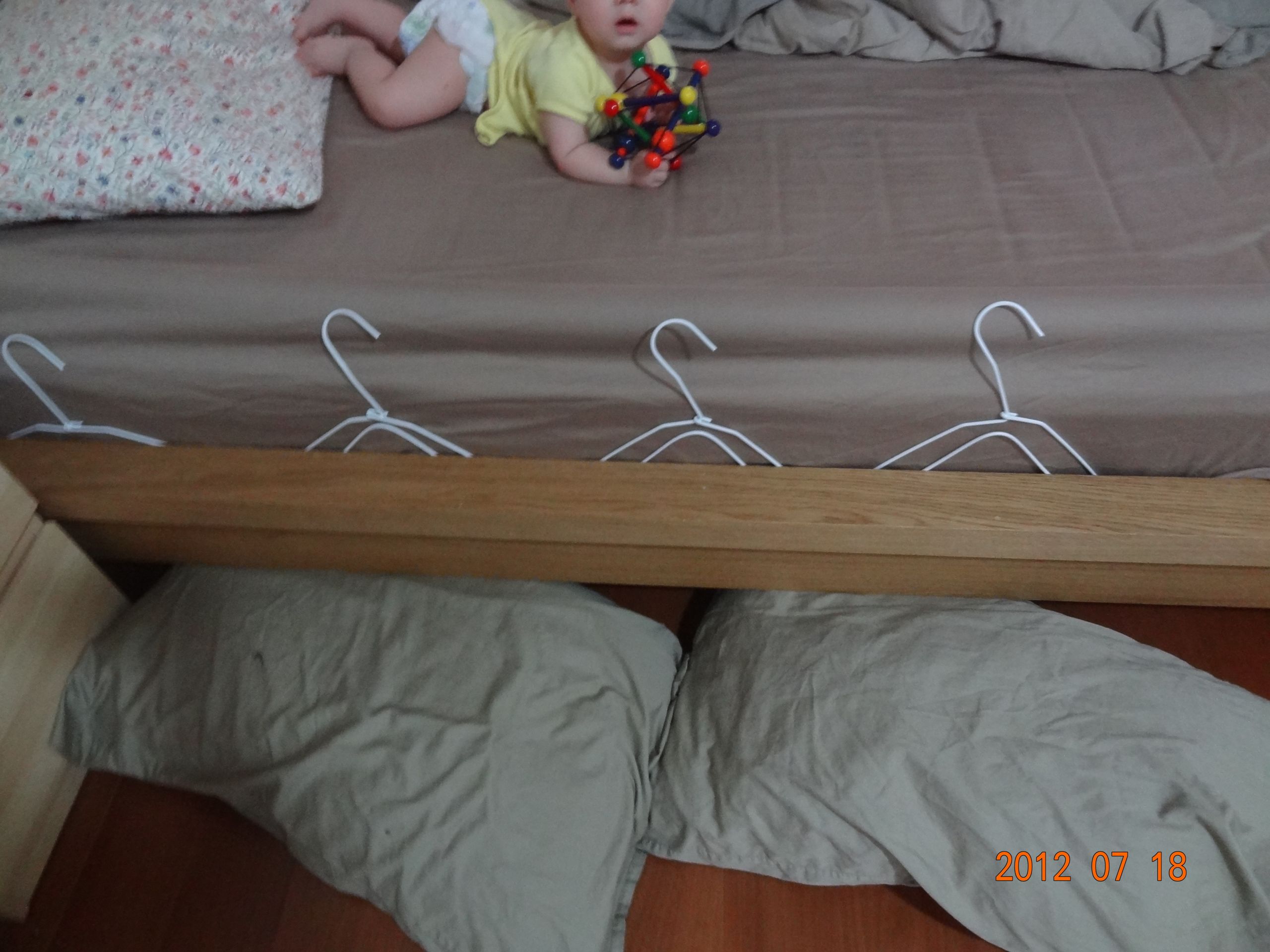 DIY Toddler Bed Rails
 DIY baby Bedrail with swimming noodle