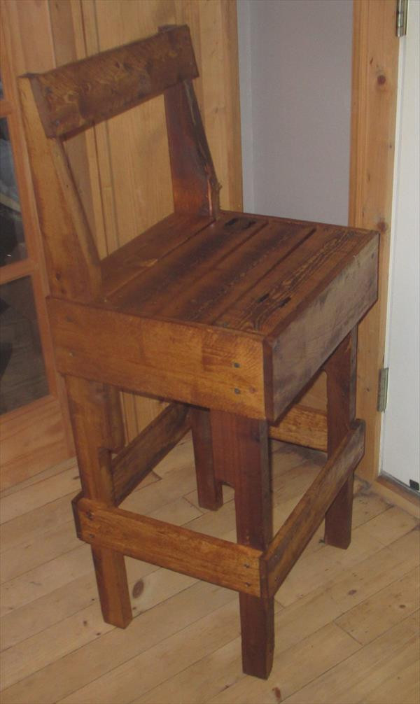 DIY Wood Chair Plans
 DIY Pallet Stool with Backrest