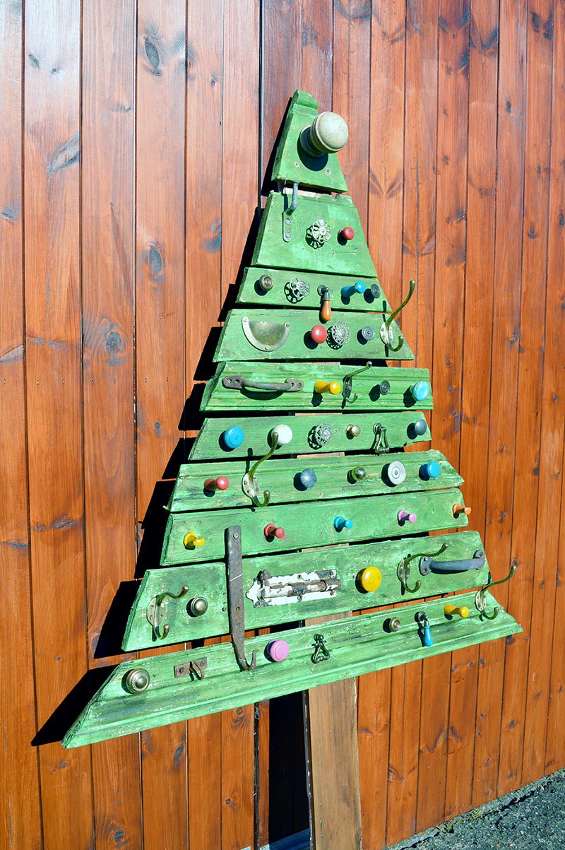 DIY Wood Christmas Trees
 Unique DIY Wooden Christmas Tree With Knobs Pillar