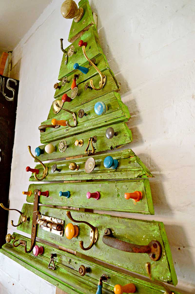 DIY Wood Christmas Trees
 Unique DIY Wooden Christmas Tree With Knobs Pillar