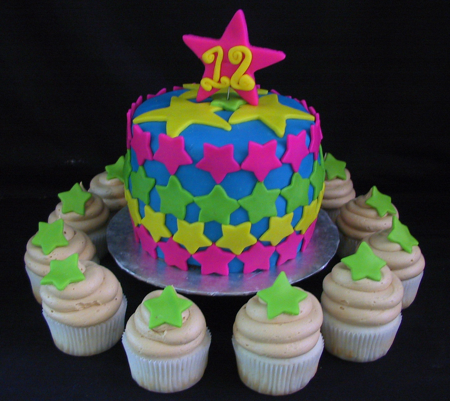 Fondant Birthday Cakes
 Fondant star birthday cake with cupcakes