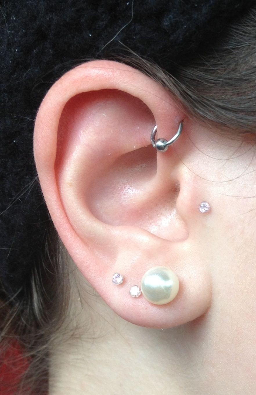 Forward Helix Earrings
 I really want a forward helix piercing like this one