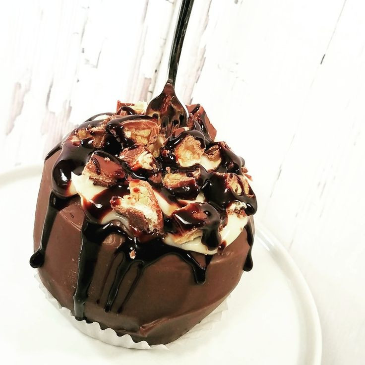 Gourmet Candy Apple Recipes
 Snickers and cheesecake stuffed chocolate covered Apple
