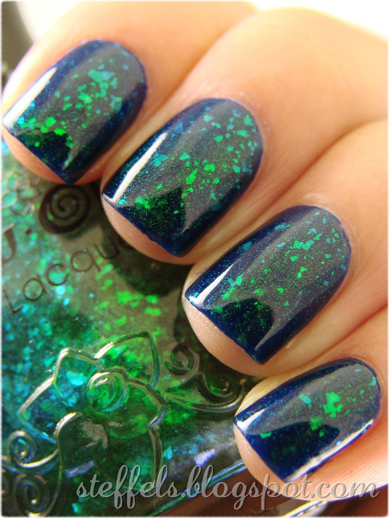 Green Glitter Nails
 steffels 6 1 12 7 1 12