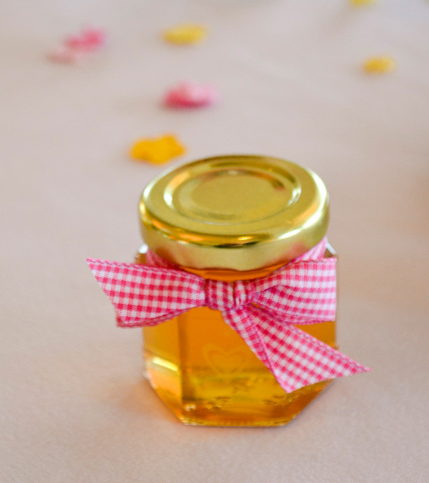 Honey Wedding Favors DIY
 Honey Favors are so easy to decorate and fun to do