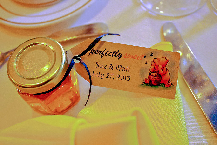 Honey Wedding Favors DIY
 Honey Favors are so easy to decorate and fun to do