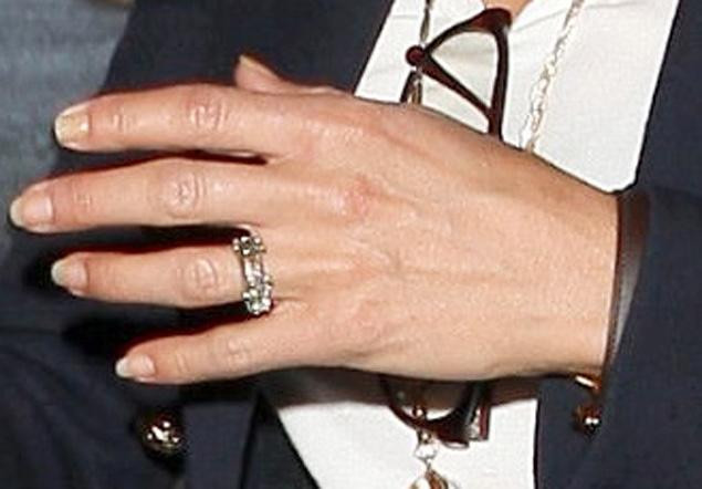 Jennifer Aniston Wedding Ring
 Jennifer Aniston flashes diamond ring NY Daily News