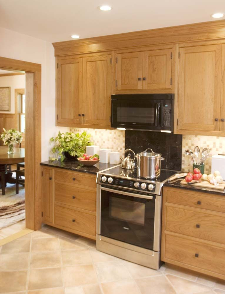 Light Wood Kitchen
 Shaker style kitchen with large drawers and upper cabinets