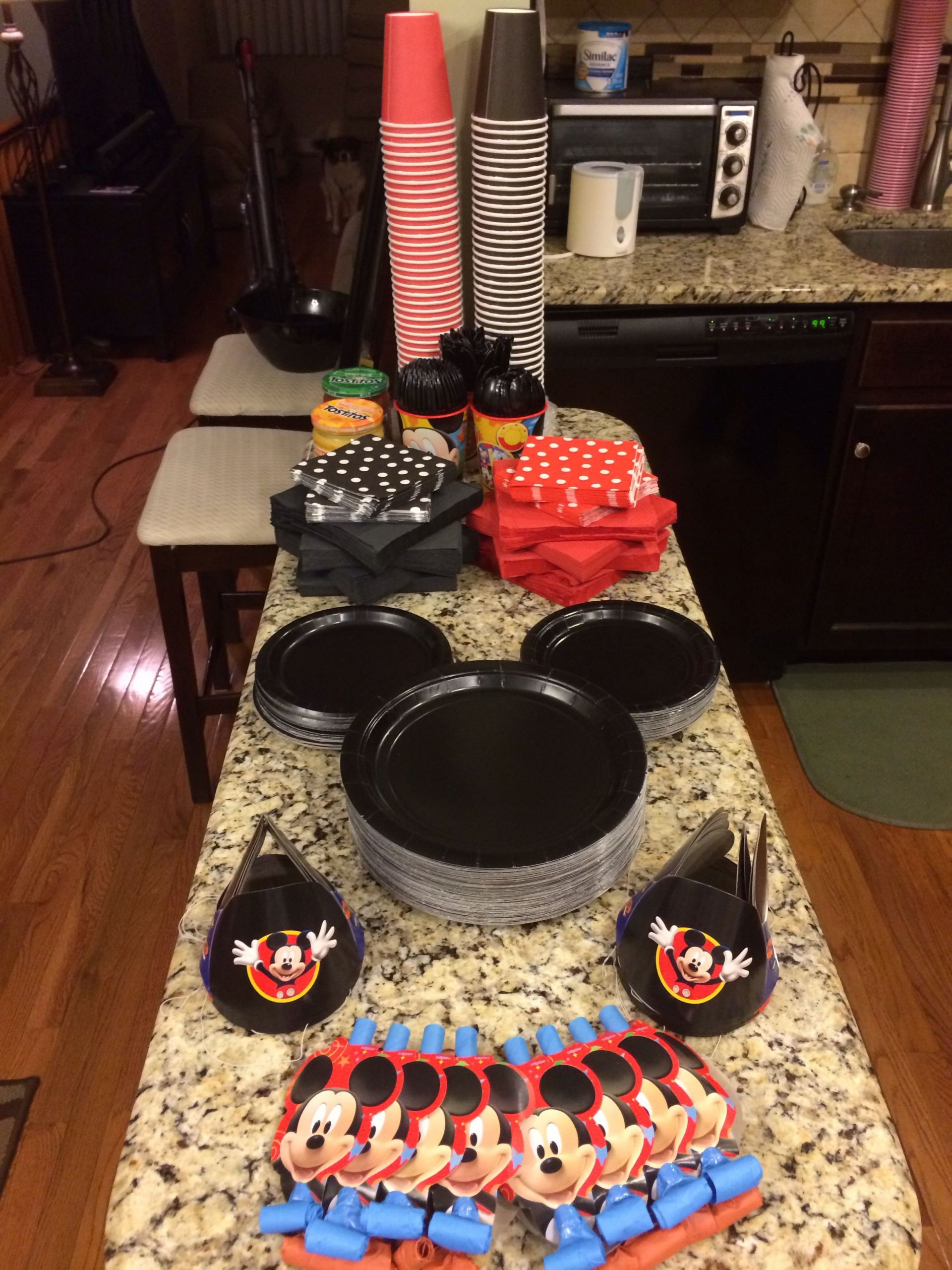 Mickey Mouse Birthday Decorations DIY
 Easy diy decorations to make your Mickey Mouse birthday