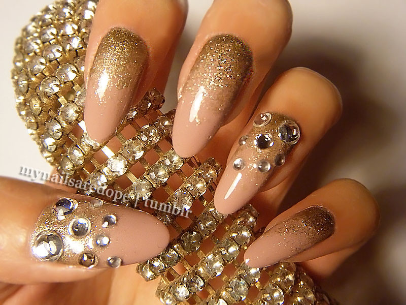 Nail Designs Gold
 Pretty Nails with Gold Details