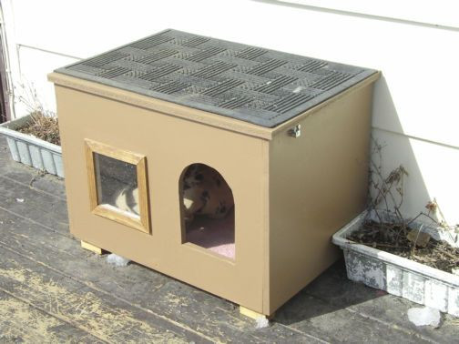 Outdoor Cat House DIY
 Cat House for Those Chilly Nights