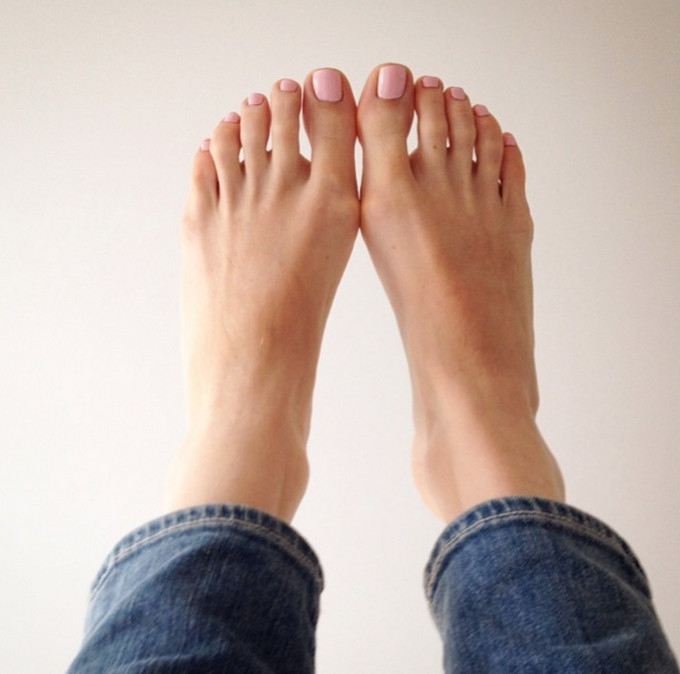 Popular Toe Nail Colors
 Which toe nail colour works best for you — MAKE IT LOOK EASY